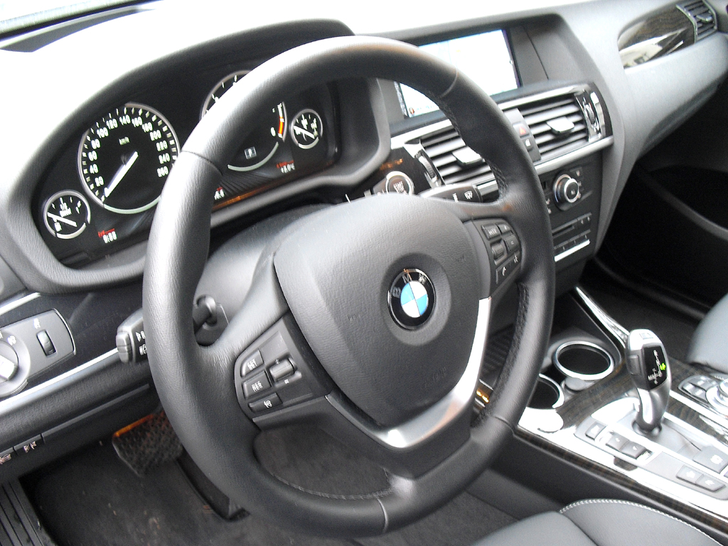 BMW X3: Blick ins gewohnt sportlich-funktionelle Cockpit. 