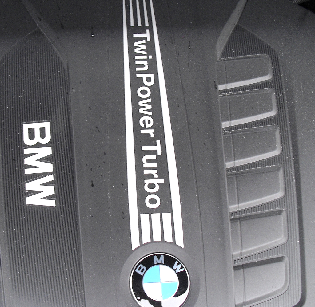 BMW X3: Blick unter die Haube auf den 3,0-Liter-Sechszylinder. 
