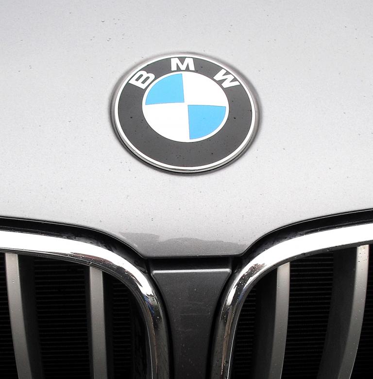 BMW X3: Das Markenlogo sitzt vorn über der Doppelniere. 