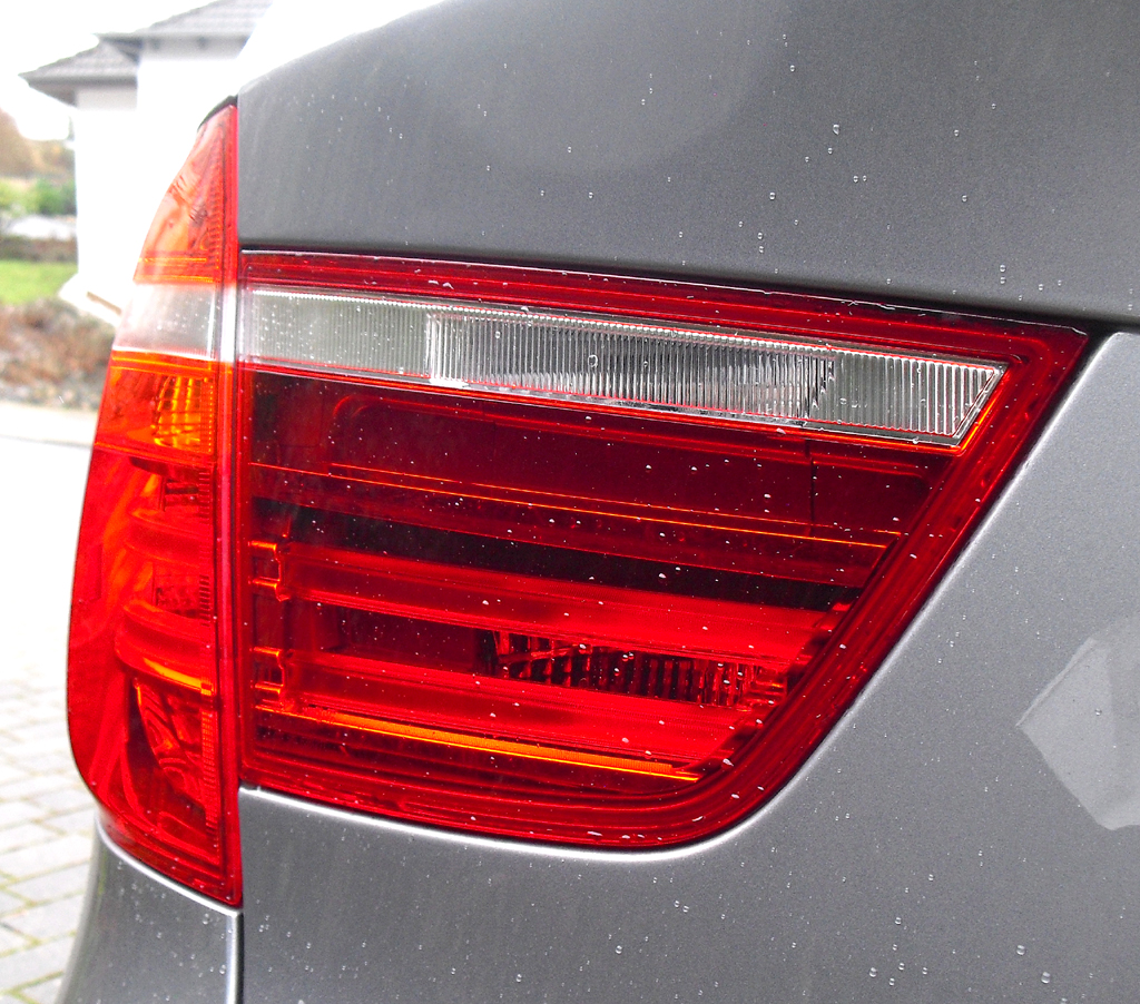 BMW X3: Großformatige Leuchteinheit hinten. 