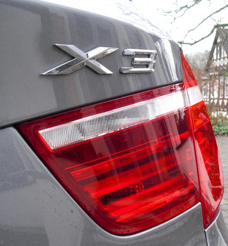 BMW X3: Moderne Leuchteinheit hinten mit Modellschriftzug. 