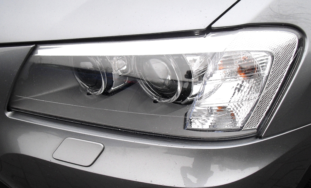 BMW X3: Moderne Leuchteinheit vorn. 