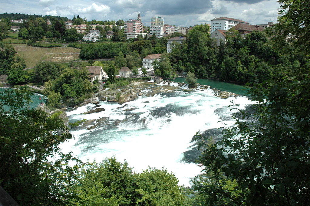 Blick auf den Rheinfall bei Schaffhausen. 