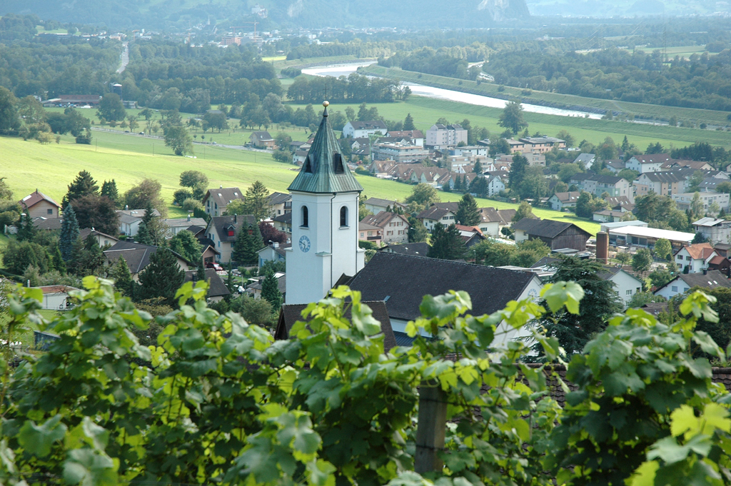 Blick über die Liechtensteiner Walsergemeinde Triesenberg ins Rheintal. 