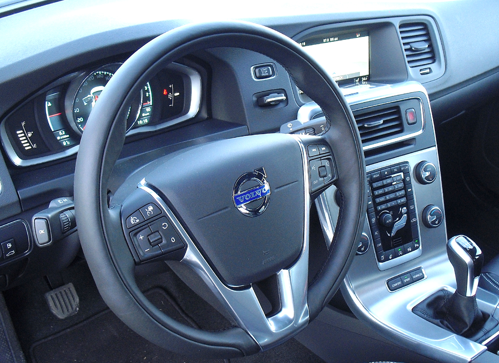 Blick ins nordisch-coole Cockpit der Volvo-S60-Limousine. 