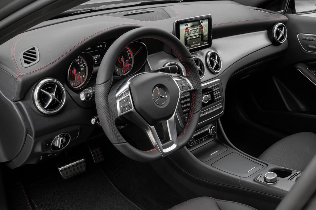 Blick ins sportlich-nobel gestaltete Cockpit. 