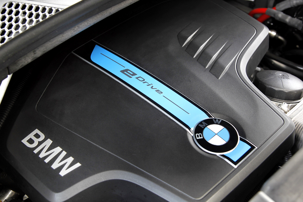 Blick unter die Haube auf den 2,0-Liter-Vierzylinder-Twinpower-Turbobenziner. 