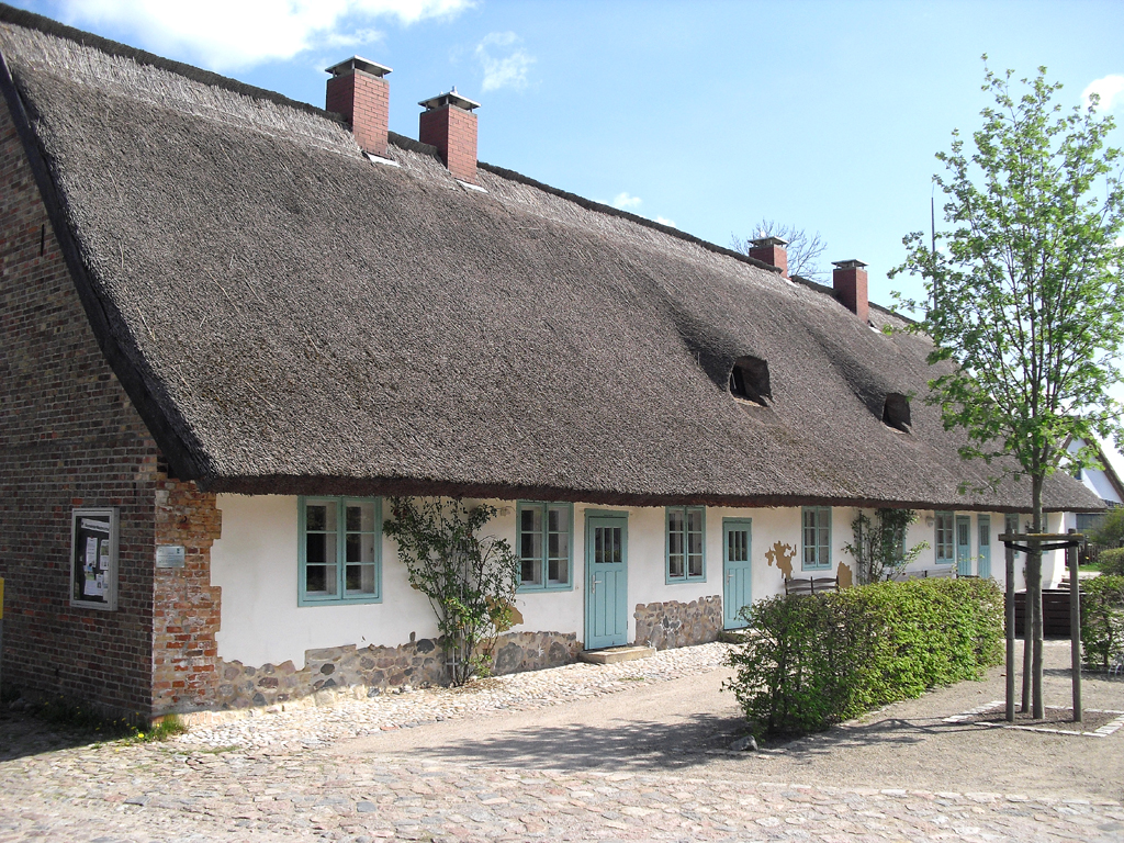 Das lange Dorfhaus in Stolpe bei Anklam ist reetgedeckt. 