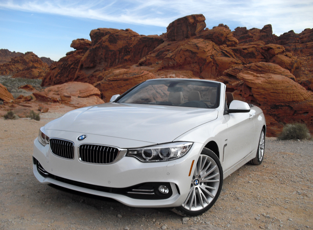 Das neue BMW 4er-Cabrio vor typischer Sandsteinformation im Feuertal. 