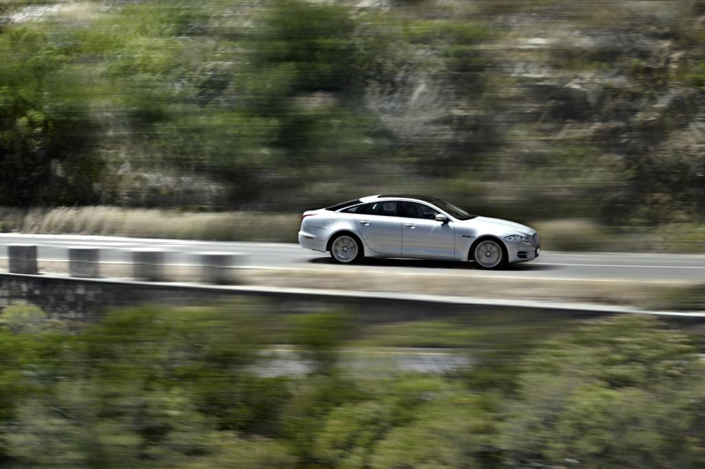 Den Antrieb der AWD-Version übernimmt ein V6-Kompressormotor