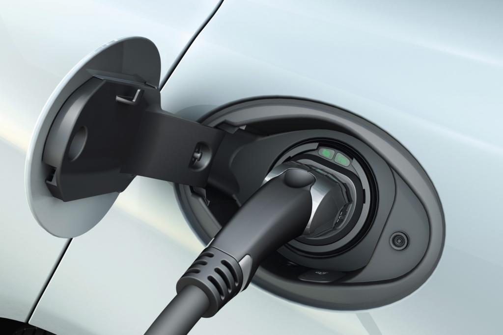 Den Stecker kann man nur abziehen, wenn man das Auto aufschließt