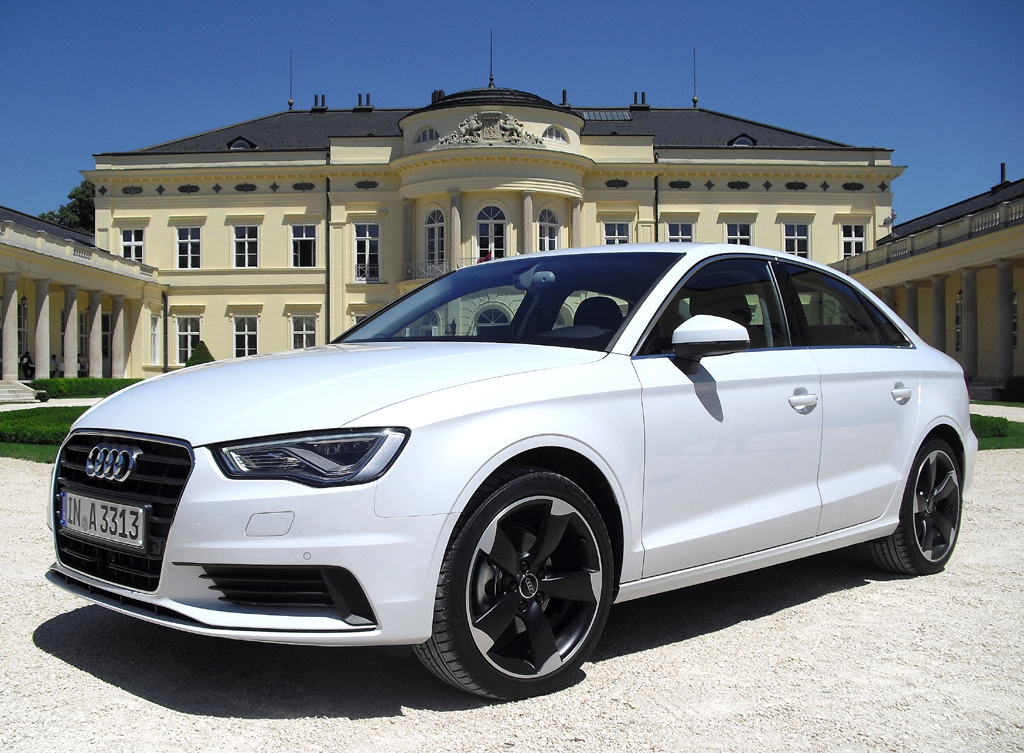 Der Palast ist heute Hotel: Audis A3-Limousine vor historischer Kulisse. 