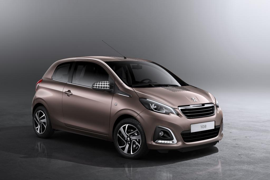Der Peugeot zumindest fügt sich mit seinem typischen großen Kühlergrill nahtlos in die Modellpalette der Marke ein, wirkt insgesamt wie eine gestauchte Version des Kleinwagens Peugeot 208. 