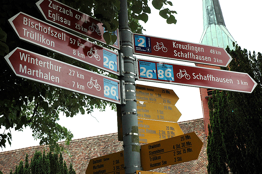 Der Rheinfall scheint auch Kreuzungspunkt vieler Radwege zu sein. 