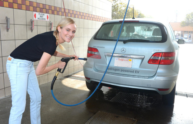 Diane Kruger und Joshua Jackson testen B-Klasse als Wasserspender