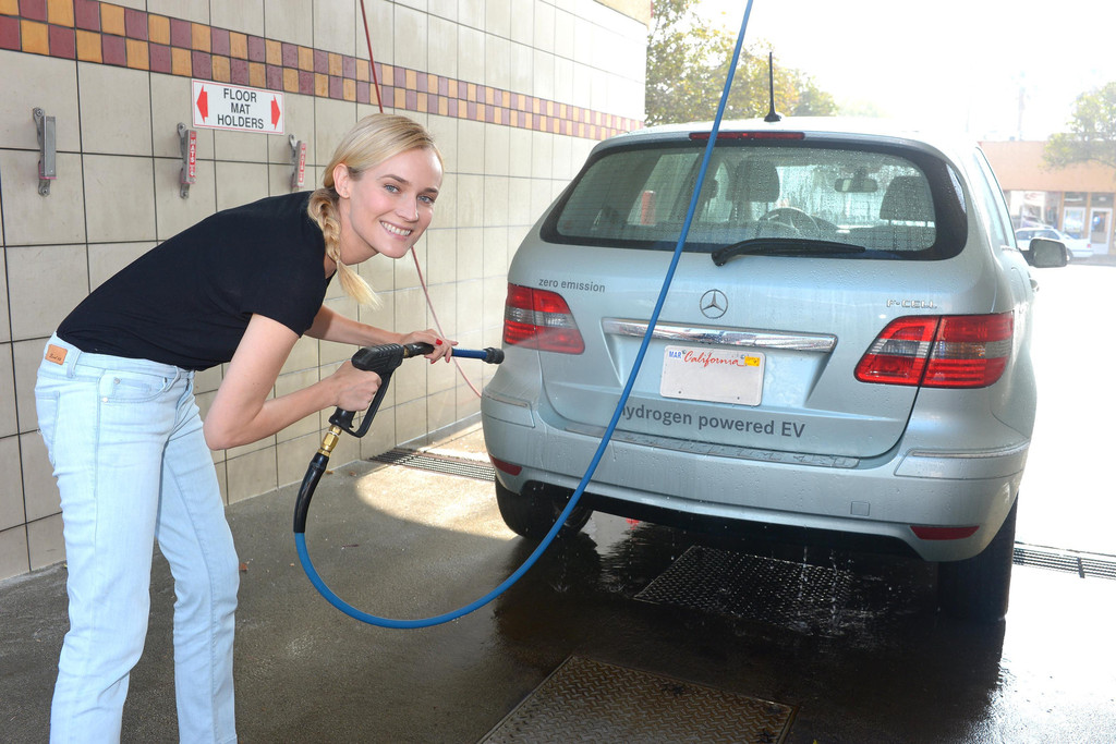 Diane Kruger und Joshua Jackson testen B-Klasse als Wasserspender