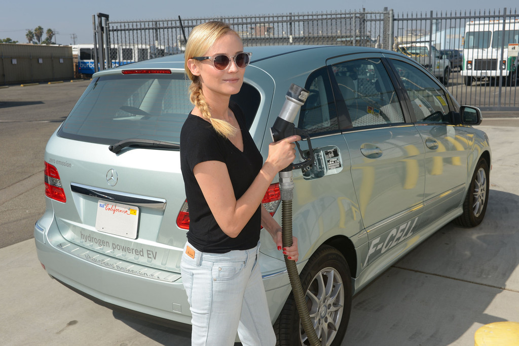 Diane Kruger und Joshua Jackson testen B-Klasse als Wasserspender