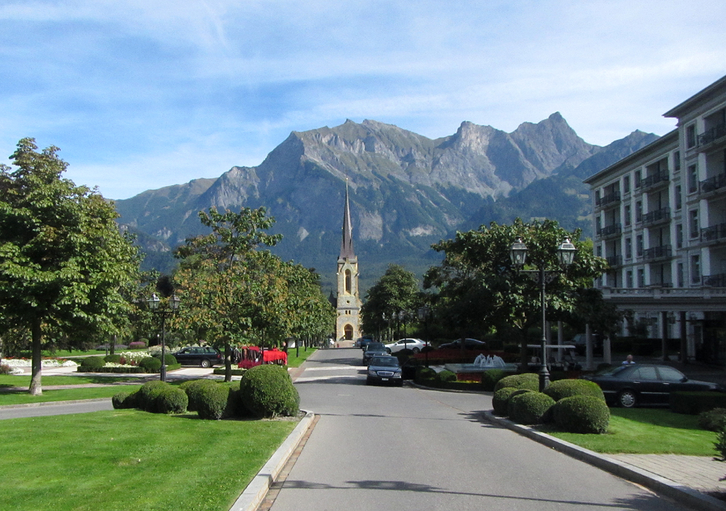 Die Grand-Resort-Anlage liegt malerisch in einem Park mit Bergblick. 