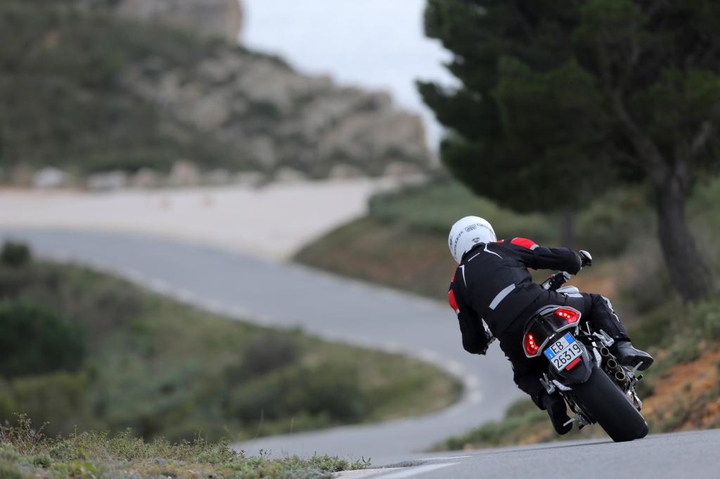 Die jüngste Version der MV Agusta Brutale 800 mit Beinamen „Dragster“ trägt ihren Namen wirklich zu recht, wie wir auf einer Ausfahrt gerade erleben durften.