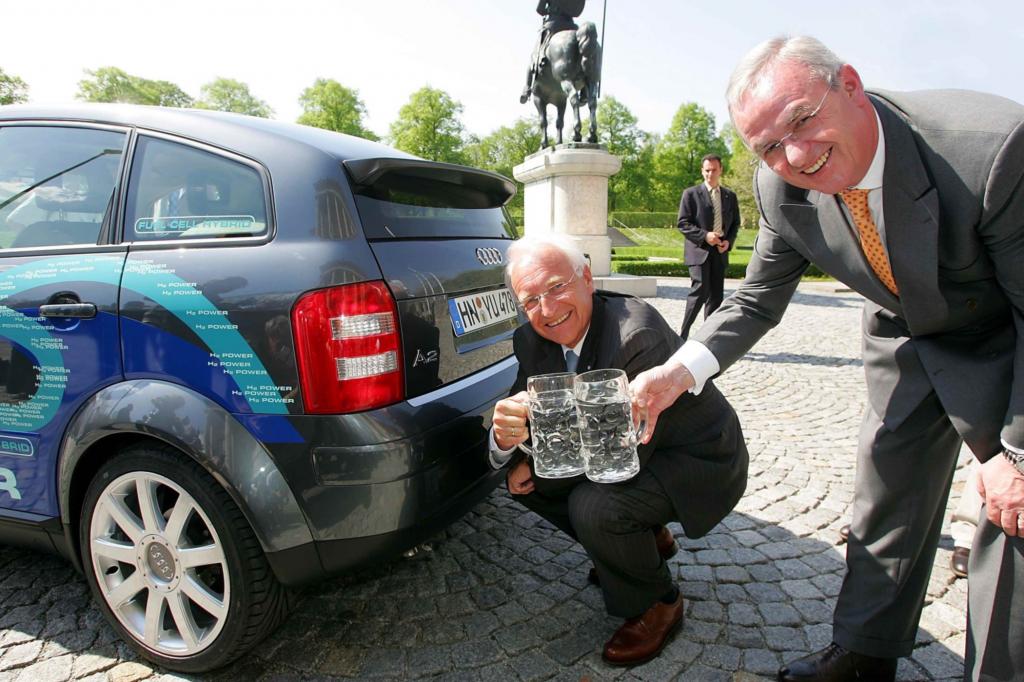 Edmund Stoiber und Martin Winterkorn trinken aus dem Auspuff des Audi A2H2 - © Audi