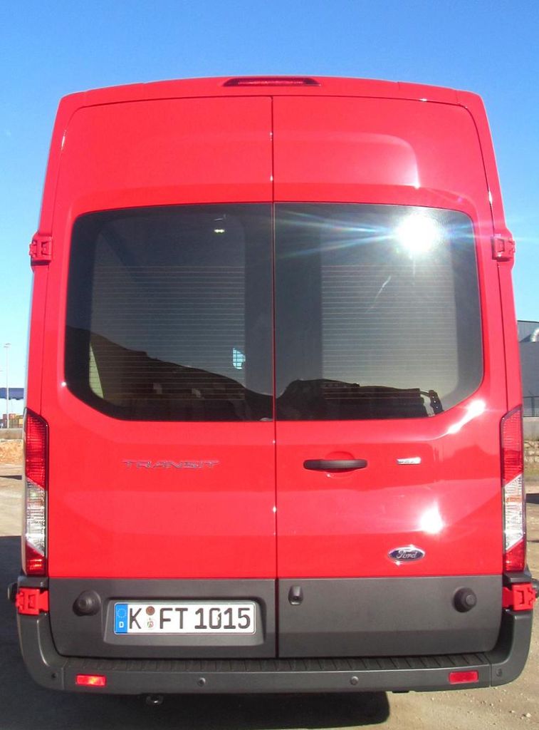 Ford Transit: Blick auf die Heckpartie mit den großen Türen. 