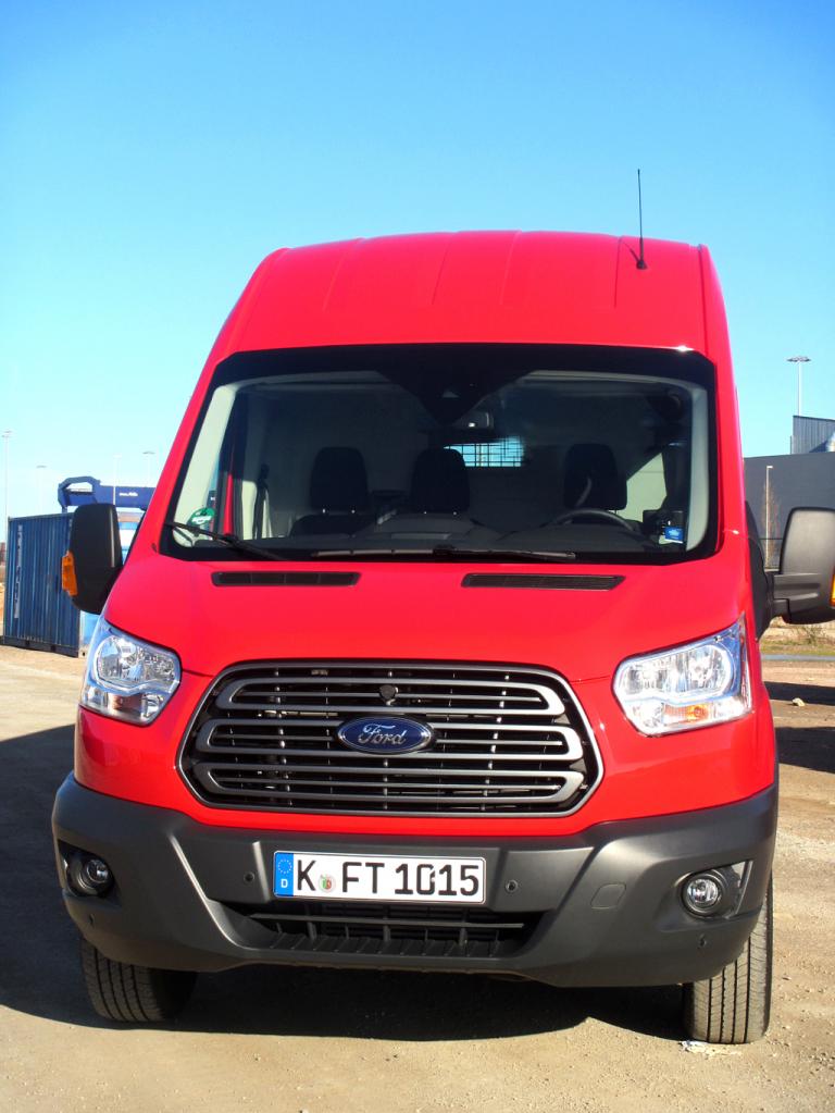 Ford Transit: Blick auf die bullig wirkende Frontpartie. 