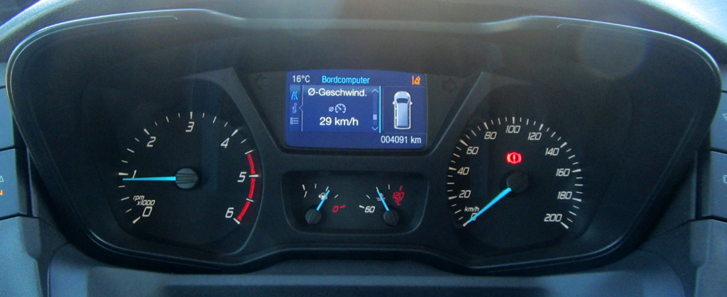 Ford Transit: Blick durch den Lenkradkranz auf die Rundinstrumentierung. 