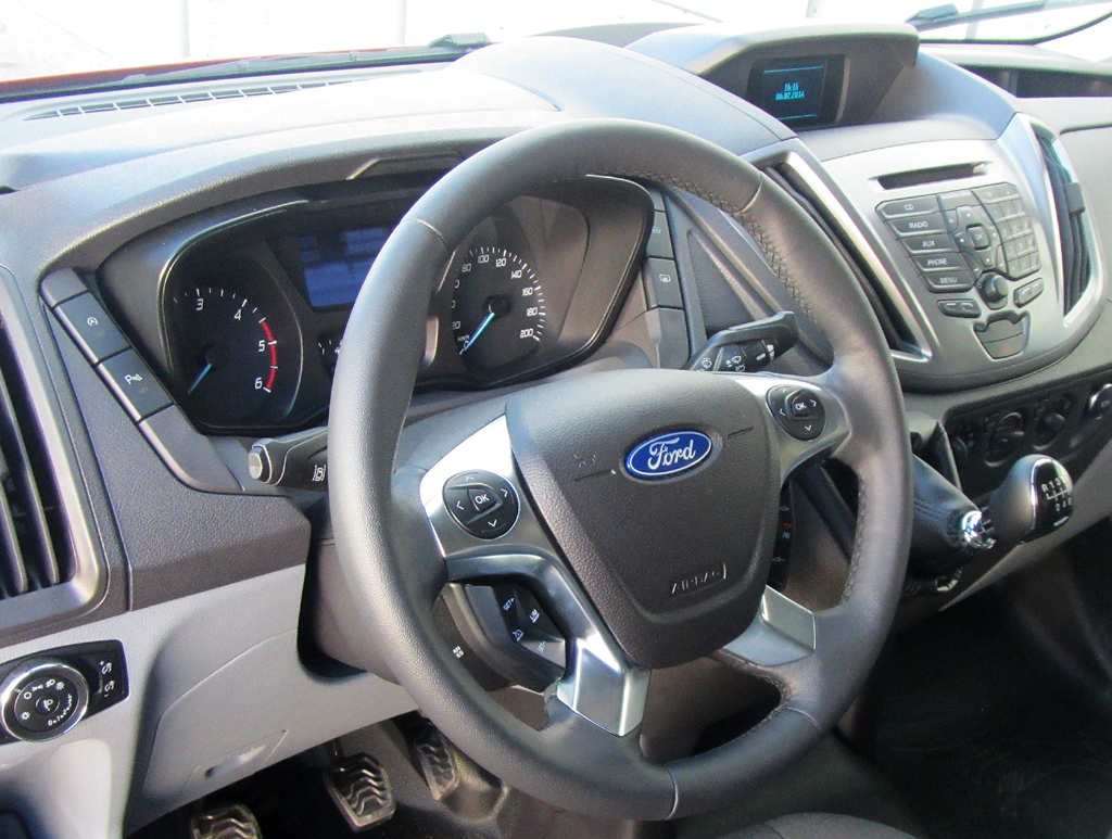Ford Transit: Blick ins Cockpit mit dem griffgünstig platzierten Schalthebel in der Mittelkonsole. 