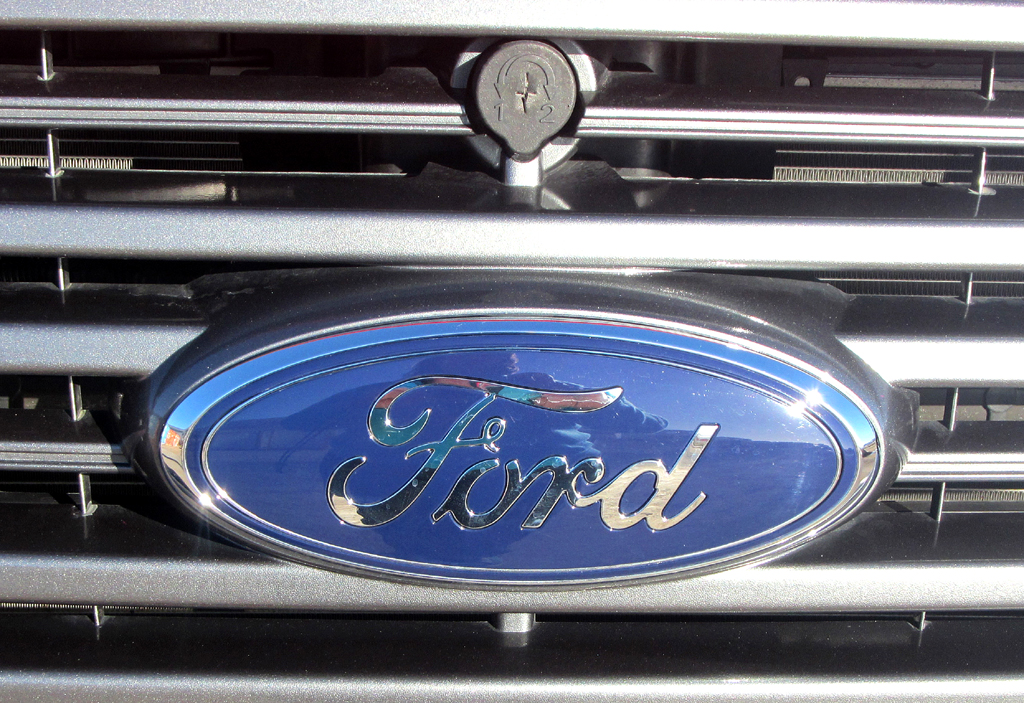Ford Transit: Das Markenlogo sitzt vorn mittig im Kühlergrill. 