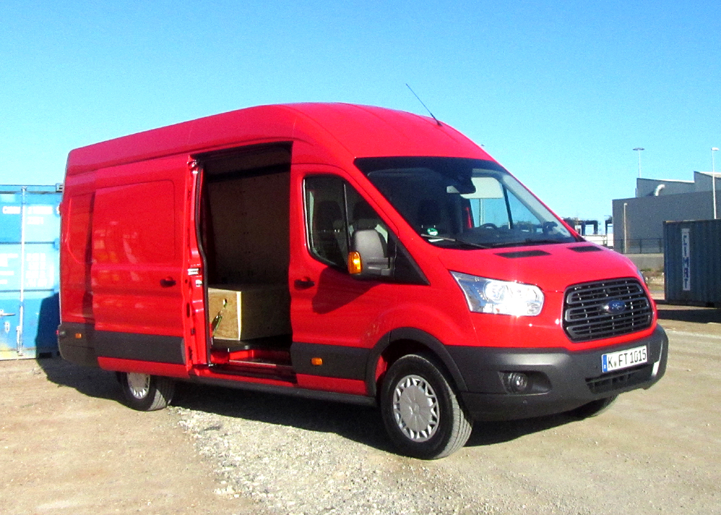 Ford Transit: Die seitlichen Schiebetüren weisen 1,3 Meter Öffnungsweite auf. 