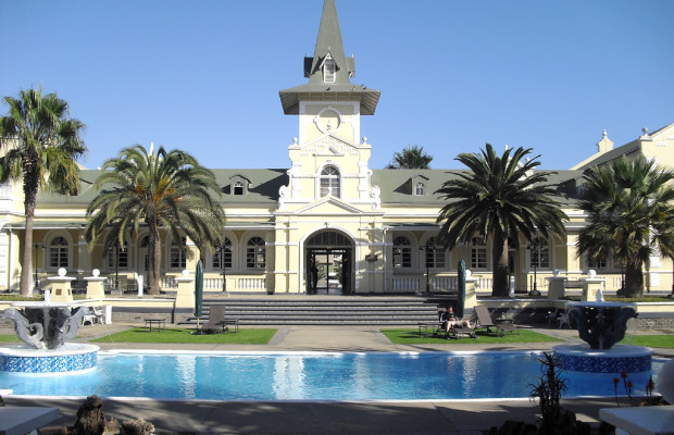Hotels dieser Welt: Die Swakopmund- Herberge im früheren deutschen Bahnhof