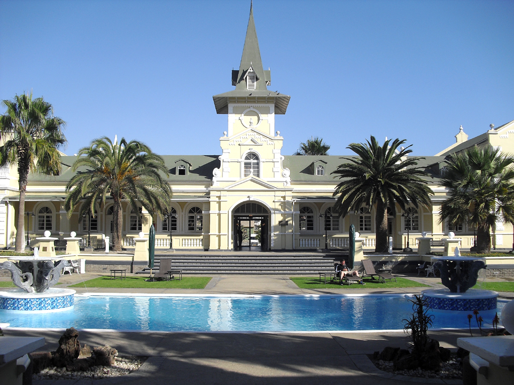 Hotels dieser Welt: Die Swakopmund- Herberge im früheren deutschen Bahnhof