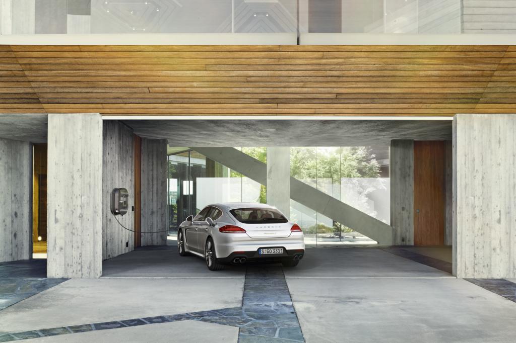 In der heimischen Garage mit Kraftstrom am 400-Volt-Anschluss vollgeladen, zeigt das Display eine elektrische Reichweite von 22 Kilometern