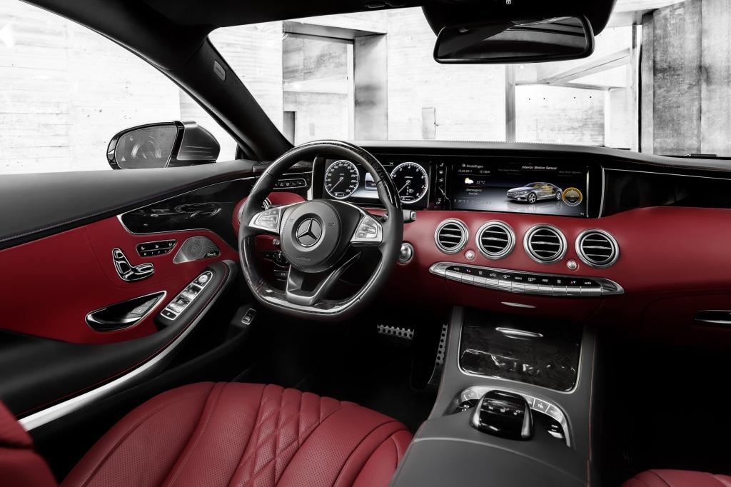 Leder dominiert im Cockpit