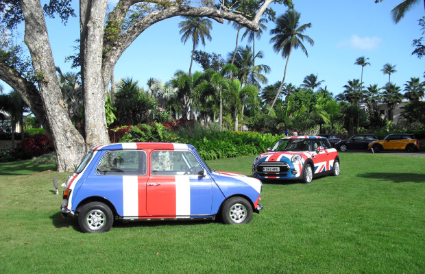 Made in England: Zwei Mini-Modelle in britischer Nationalflagge im Garten des Ritz Dorado Beach.