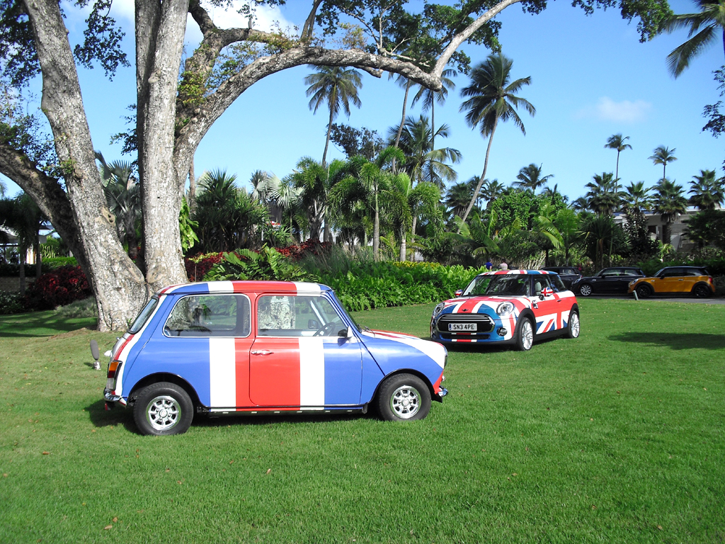 Made in England: Zwei Mini-Modelle in britischer Nationalflagge im Garten des Ritz Dorado Beach.