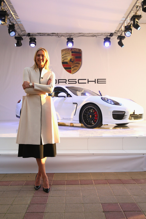 Maria Sharapova präsentiert ihren Porsche Panamera GTS