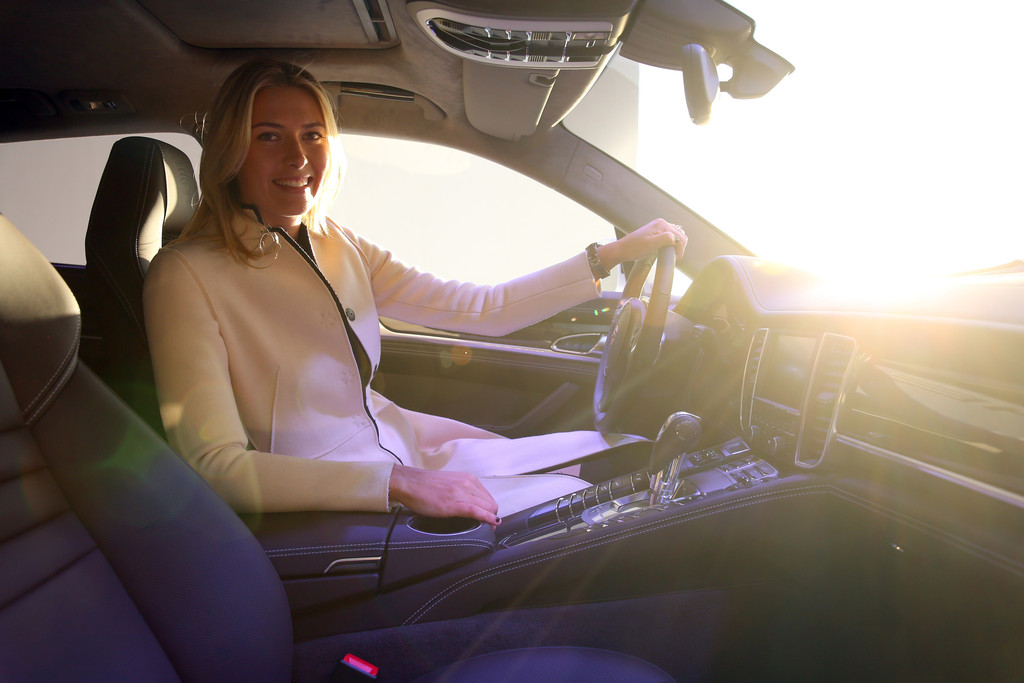 Maria Sharapova präsentiert ihren Porsche Panamera GTS
