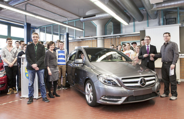 Mercedes-Benz-Werk spendet Ausbildungsfahrzeug