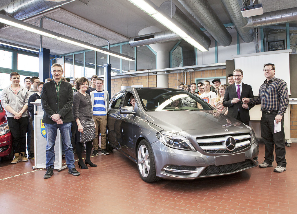 Mercedes-Benz-Werk spendet Ausbildungsfahrzeug