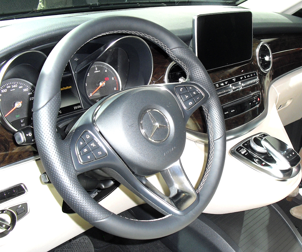 Mercedes-V-Klasse: Blick ins wertige Cockpit mit Anleihen aus der neuen C-Klasse. 