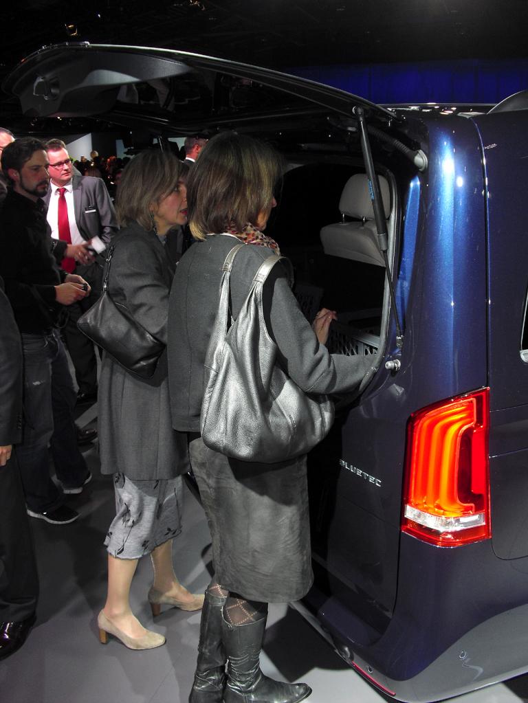 Mercedes-V-Klasse: Die separate Heckscheibe ermöglicht eine zusätzliche Laderaum-Unterteilung. 