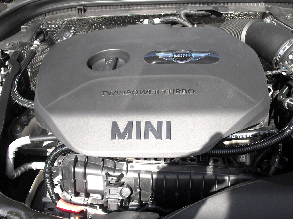 Mini: Blick auf den Twinpower-Turbobenziner mit 100/136 kW/PS. 