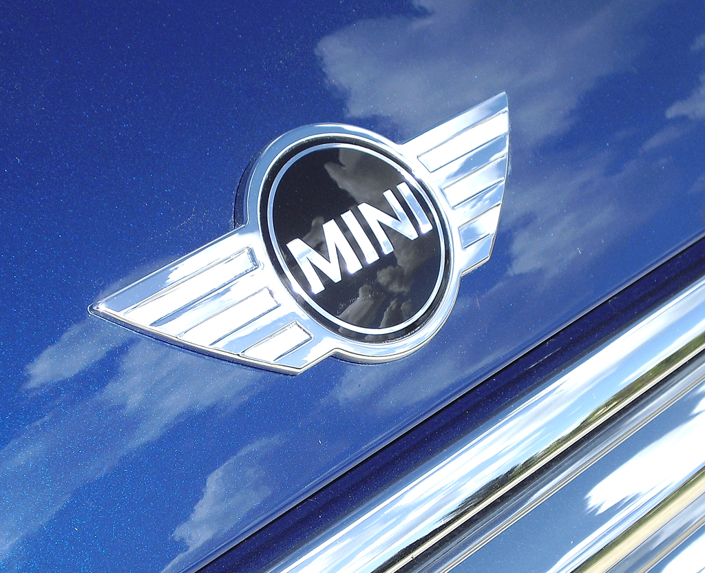 Mini: Das Markenlogo sitzt vorn auf der Motorhaube. 