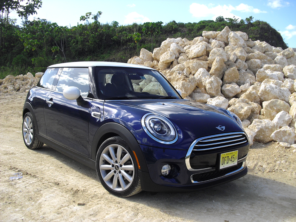 Mini, hier als normaler Cooper-Dreizylinder. 
