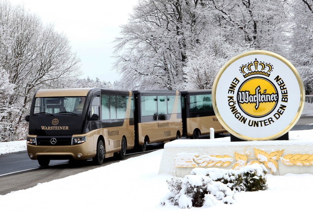 Paul und Mercedes-Benz bringen Besucher durch die Brauerei