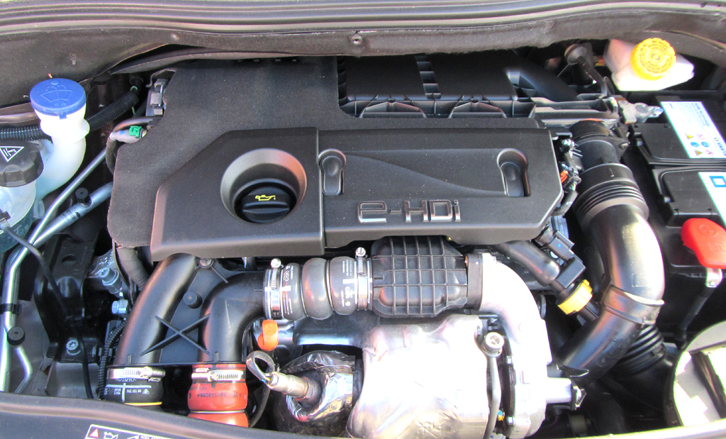 Peugeot 2008: Blick auf den 1,6-Liter-Selbstzünder. 