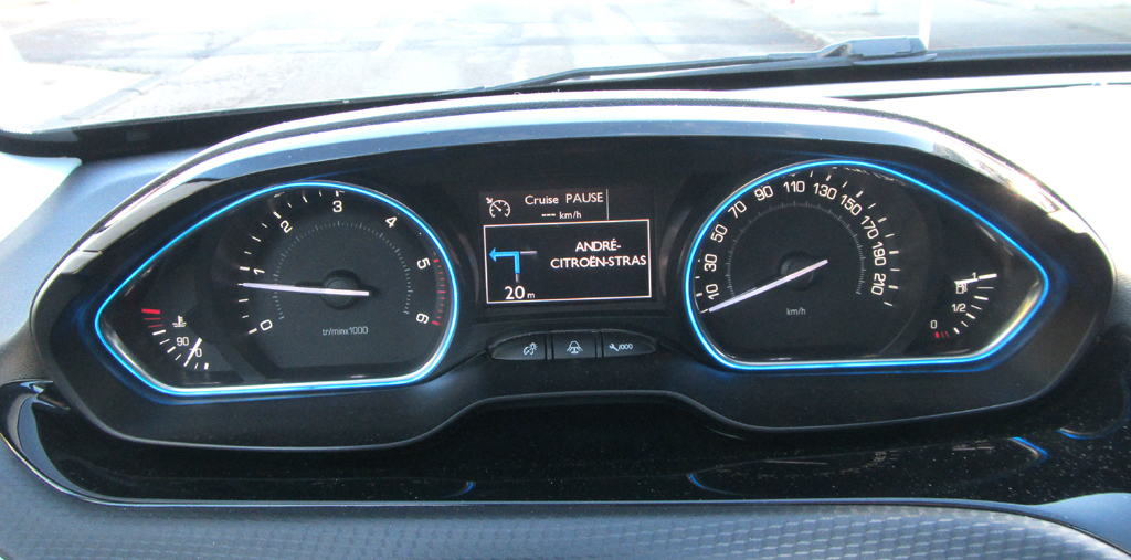 Peugeot 2008: Blick durch den Lenkradkranz auf die Instrumentierung. 