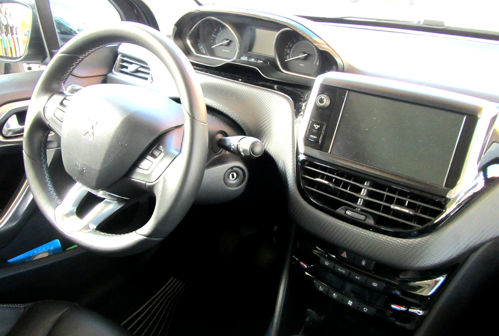 Peugeot 2008: Blick ins recht übersichtlich gestaltete Cockpit. 