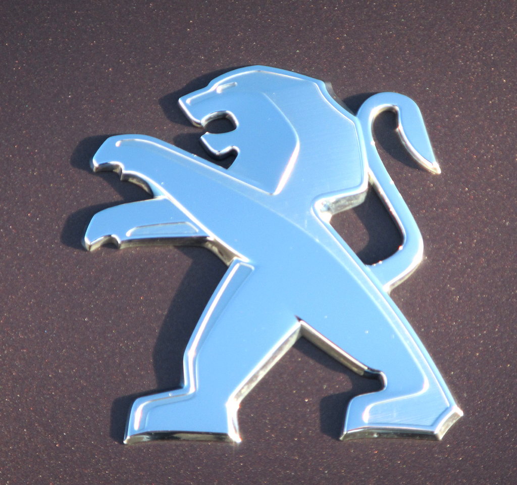 Peugeot 2008: Das Markenlogo, der Löwe, sitzt vorn auf der Motorhaube. 
